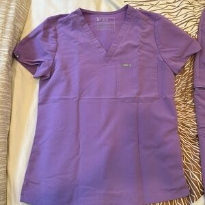 Figs set: Catarina scrub top and high waisted Zamora scrub pants